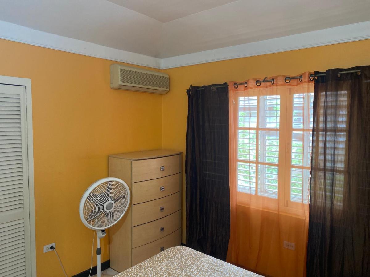 Finest Accommodation Renfrew Place 4-12 Renfrew Rd 2 Bedroom 2 Bat Apt # 15 New Kinston Jamaica Kingston Exterior photo